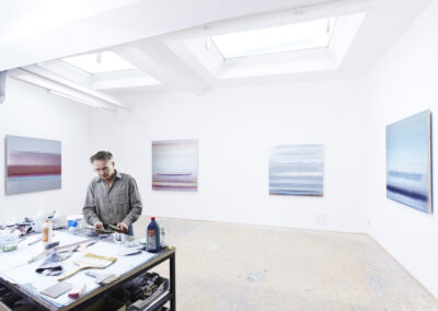 Ein Künstler arbeitet in seinem Atelier
