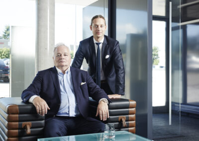 Vater und Sohn in einem Unternehmerportrait für einen mittelständischen Industriebetrieb