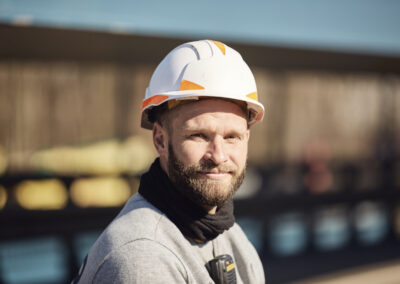 Bauarbeiter mit Bart und Helm