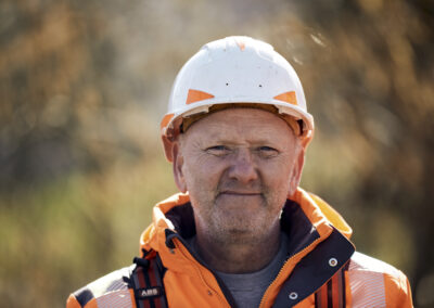 Älterer Bauarbeiter mit Helm