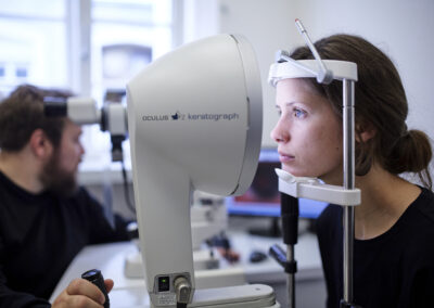 Augenoptiker beim Vermessen