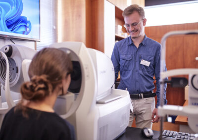 Augenoptiker beim vermessen